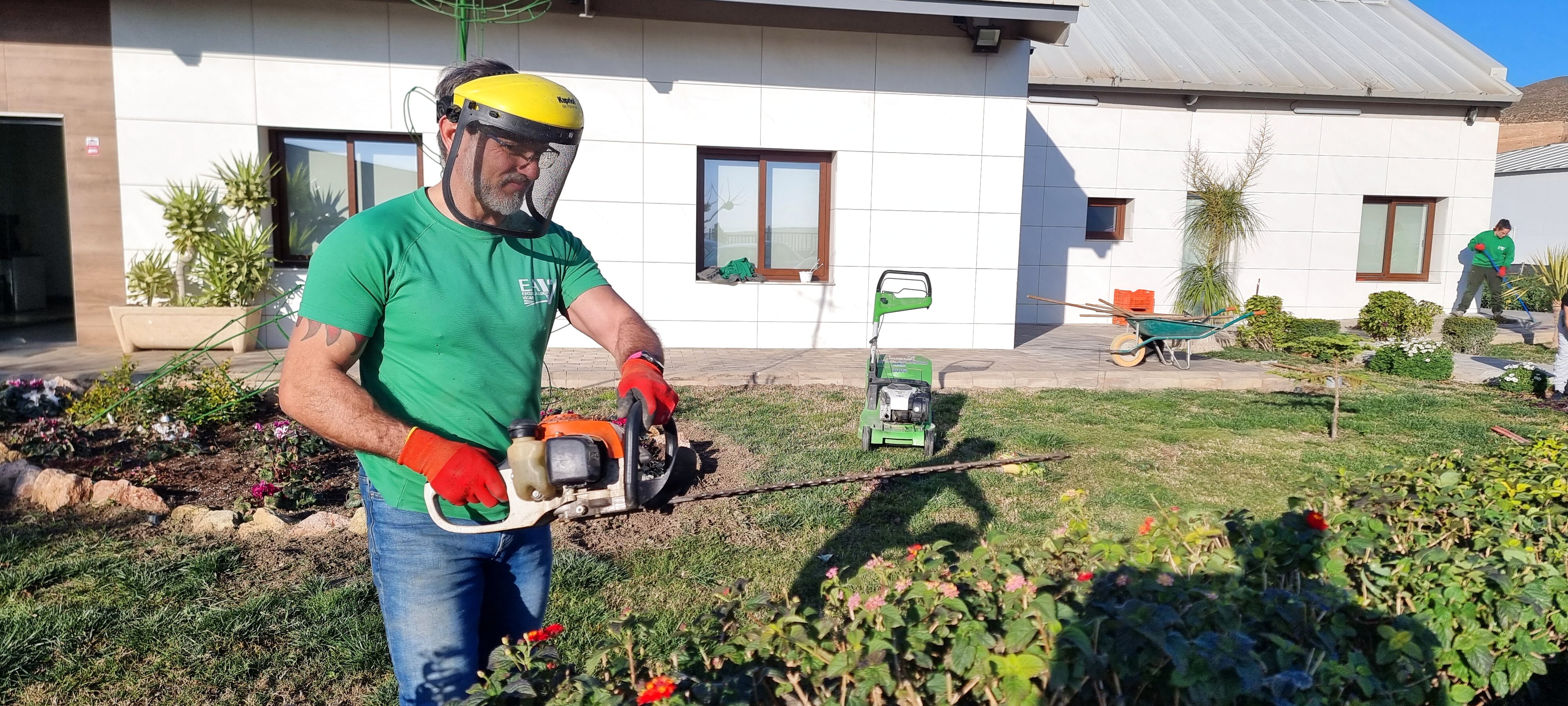 Manejo de corta-setos y corta-césped en jardines