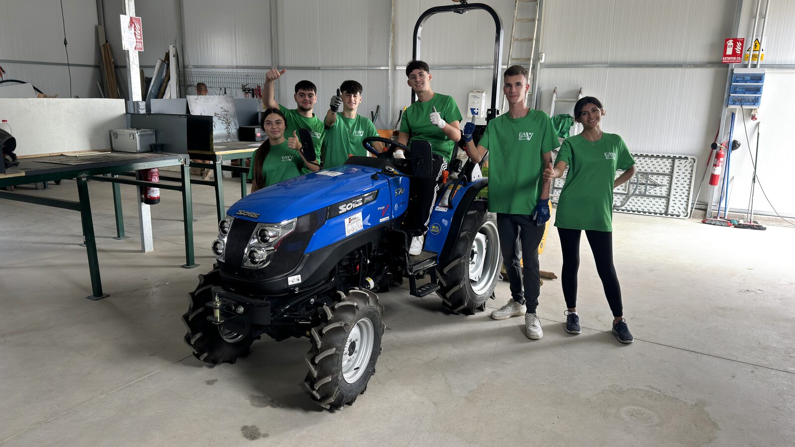 Prácticas de tractor en taller agrario