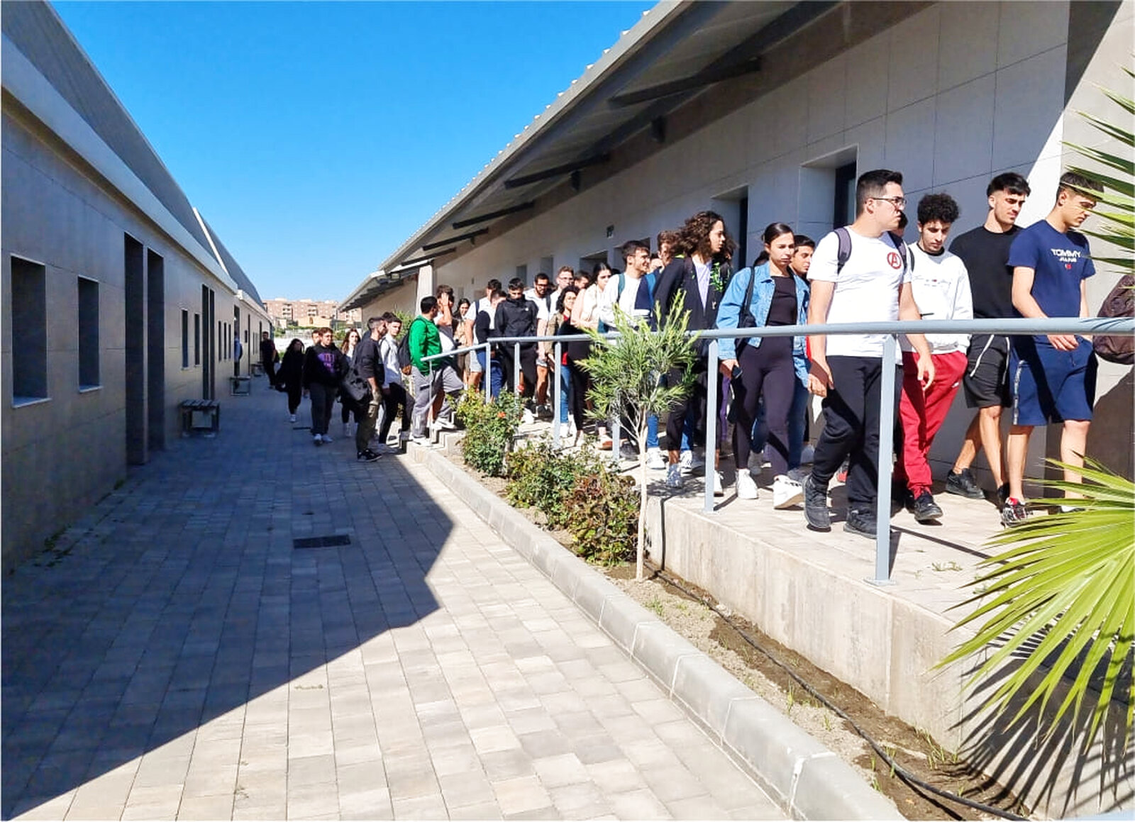 Salida del aulario tras fin de jornada escolar diaria