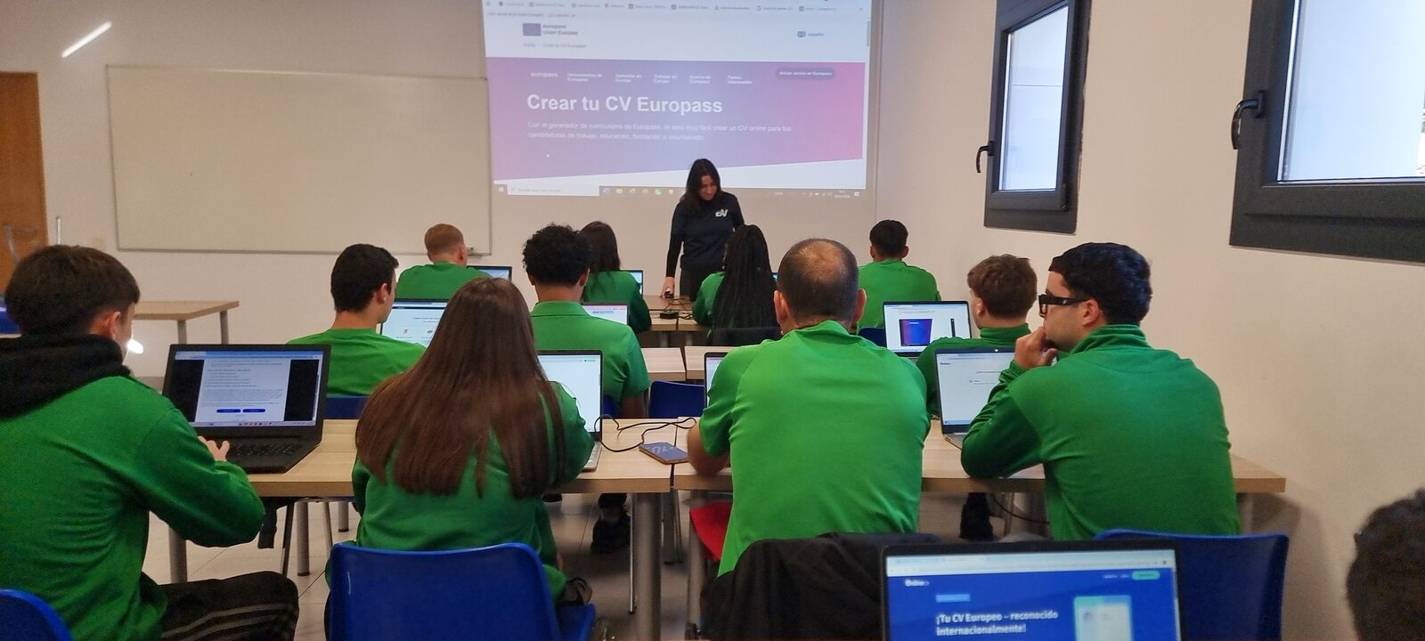 Clase de digitalización en aula multimedia