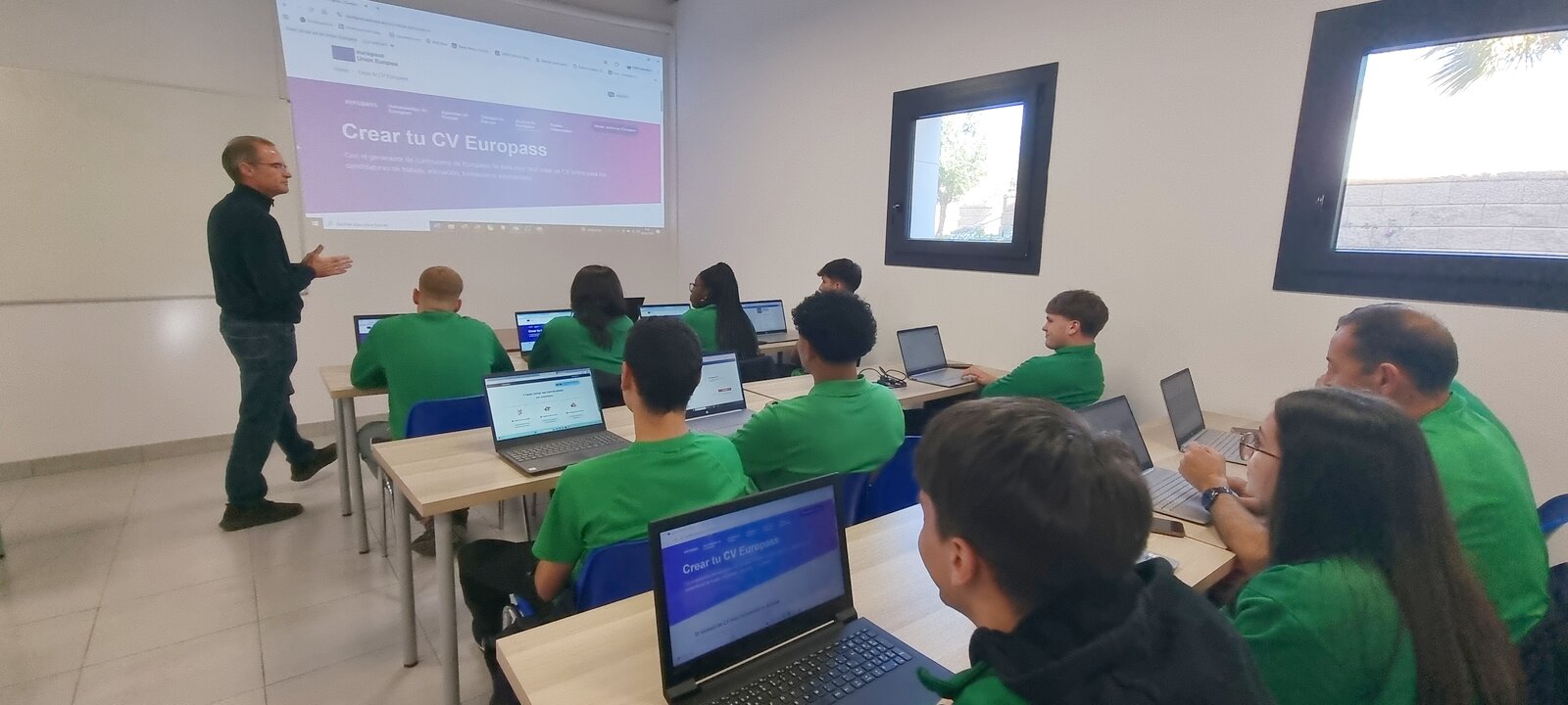 Clase de Itinerario Personal de Empleabilidad en aula multimedia