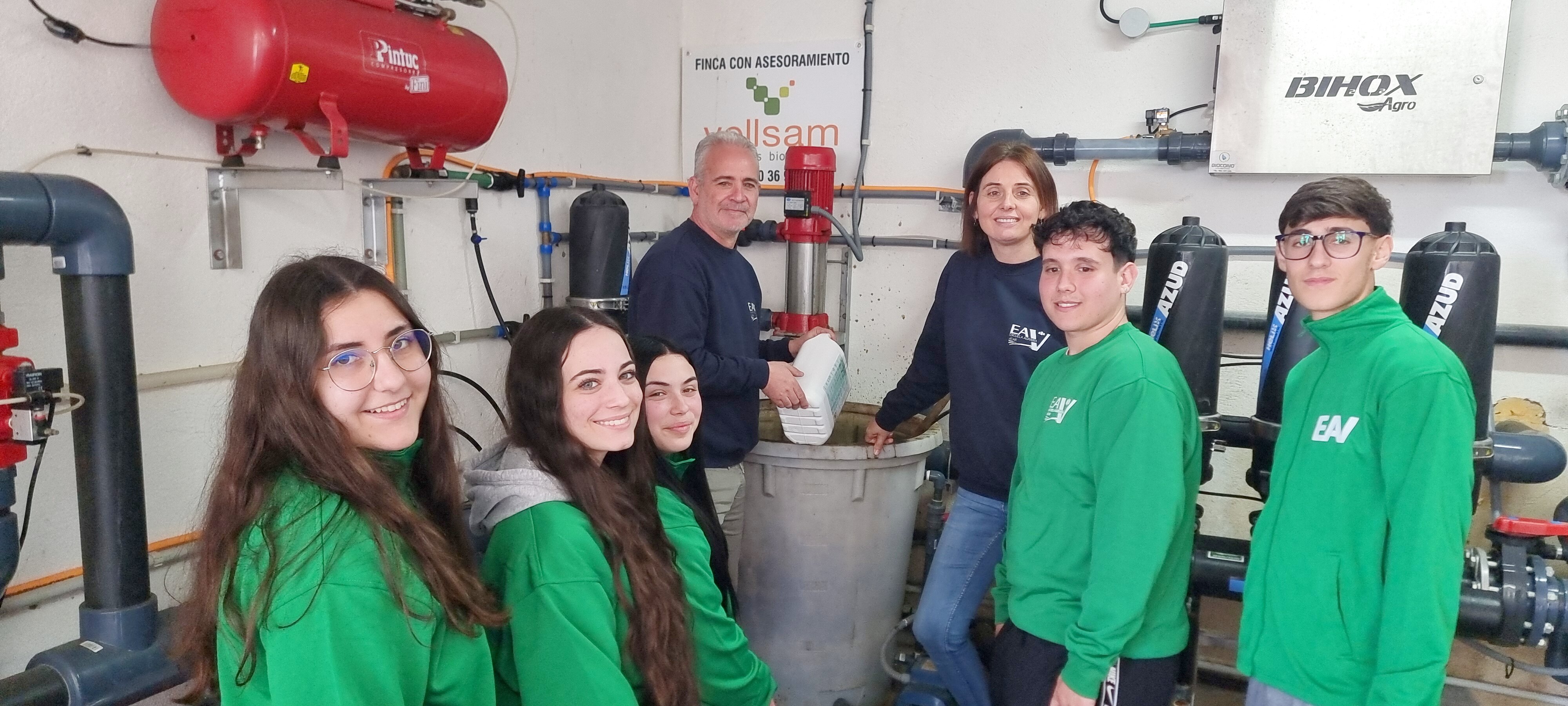 Clase práctica en el cabezal de riego