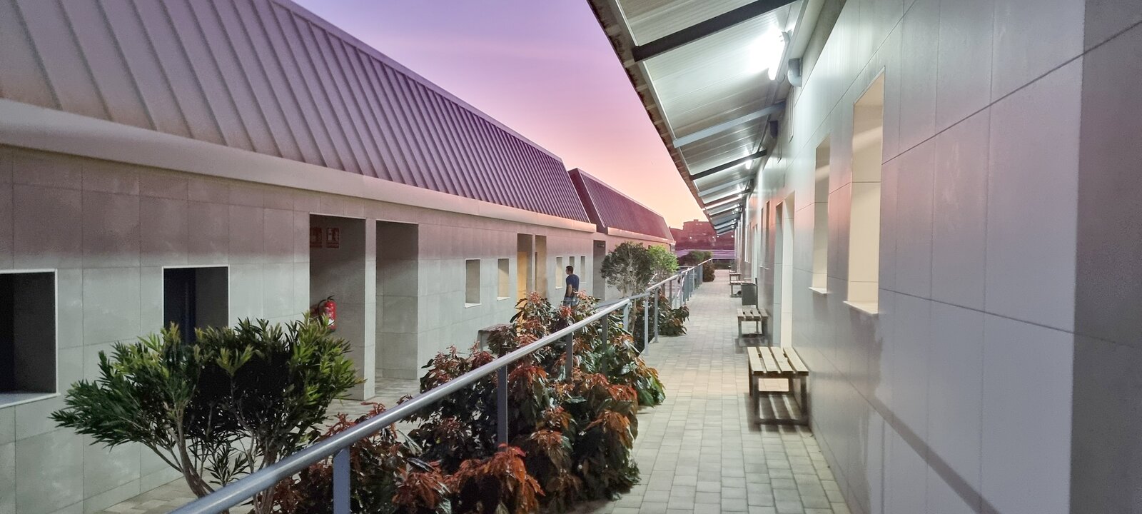 Pasillo exterior entre aularios