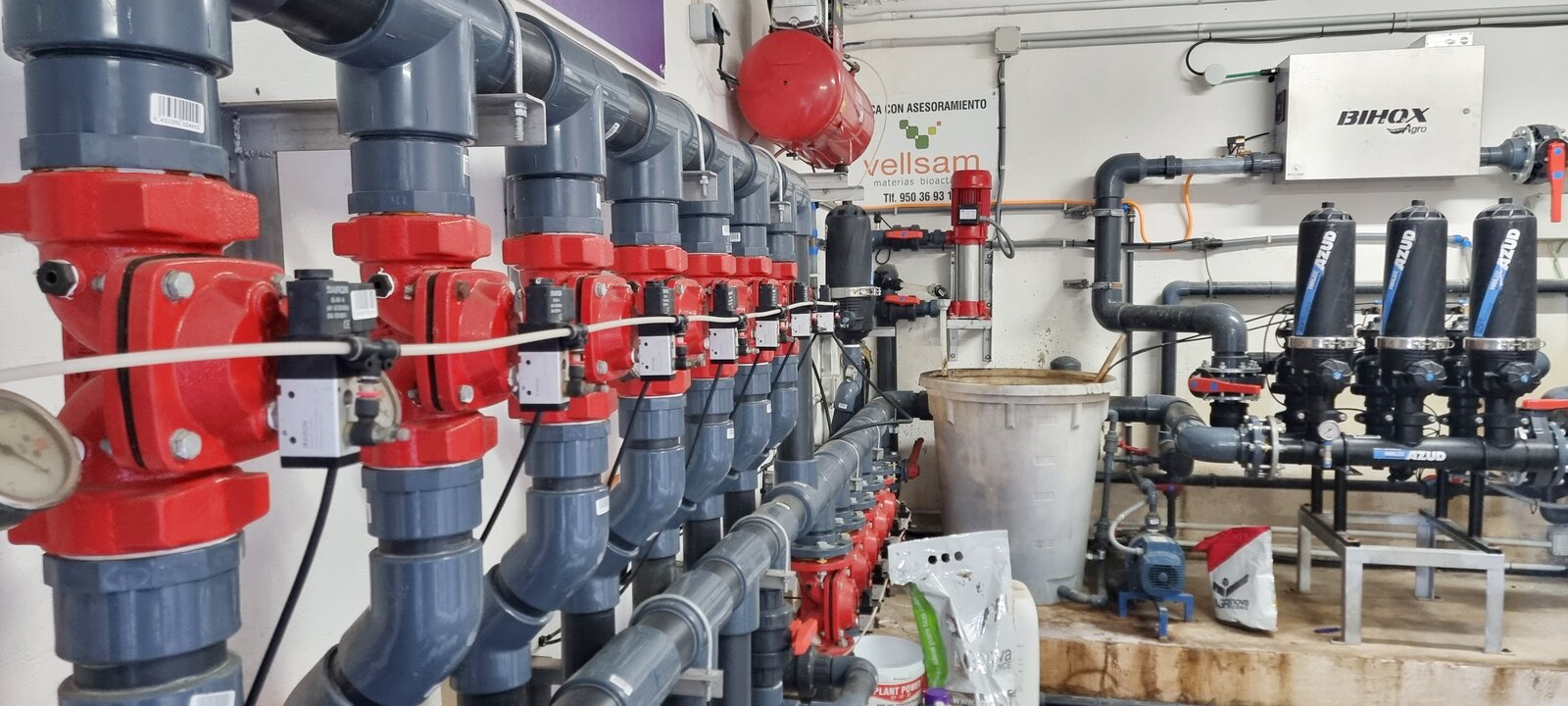 Detalle de batería de electroválvulas en cabezal de riego