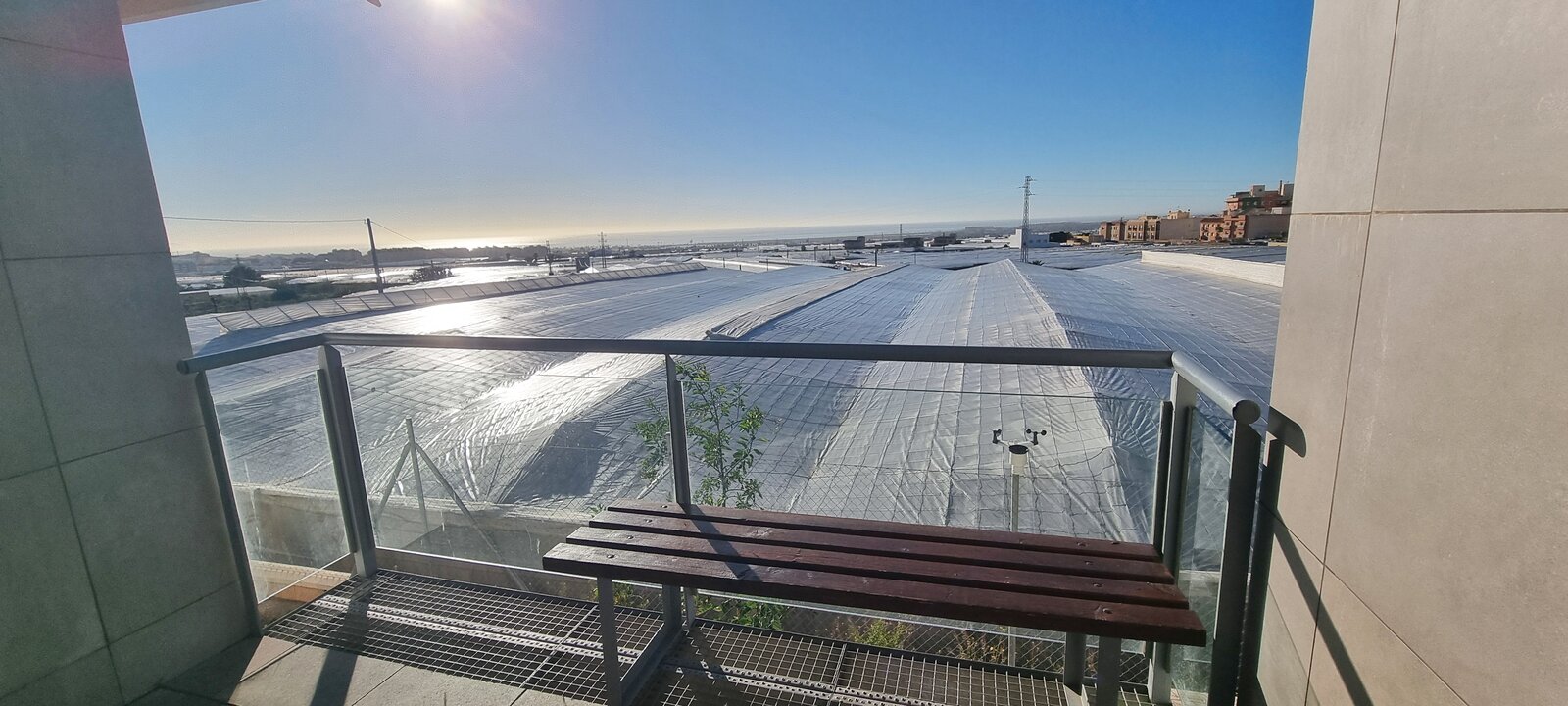 Balcón entre aularios orientación sureste