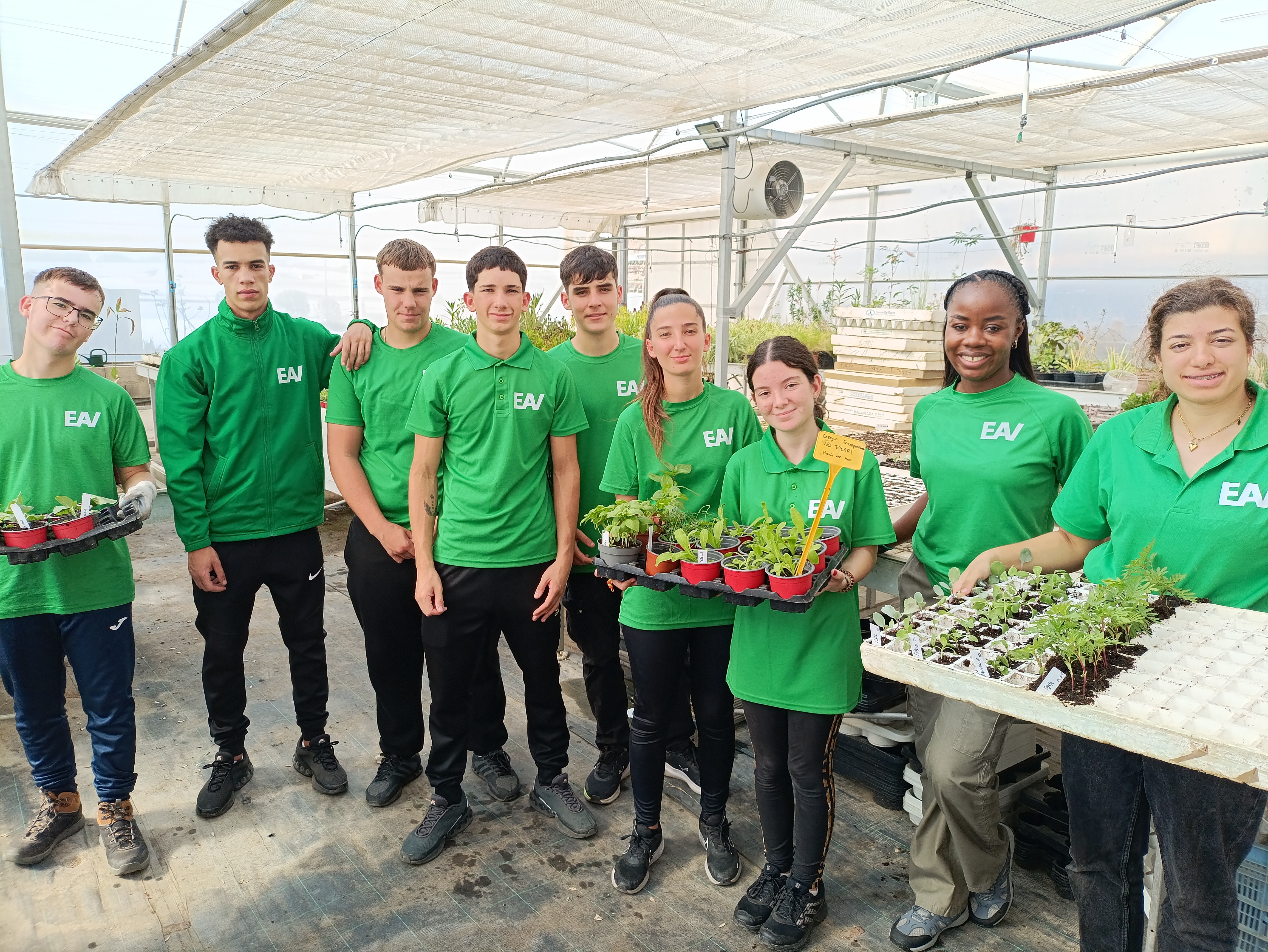 Alumnos con plantas en vivero — Escuela Agraria Vícar
