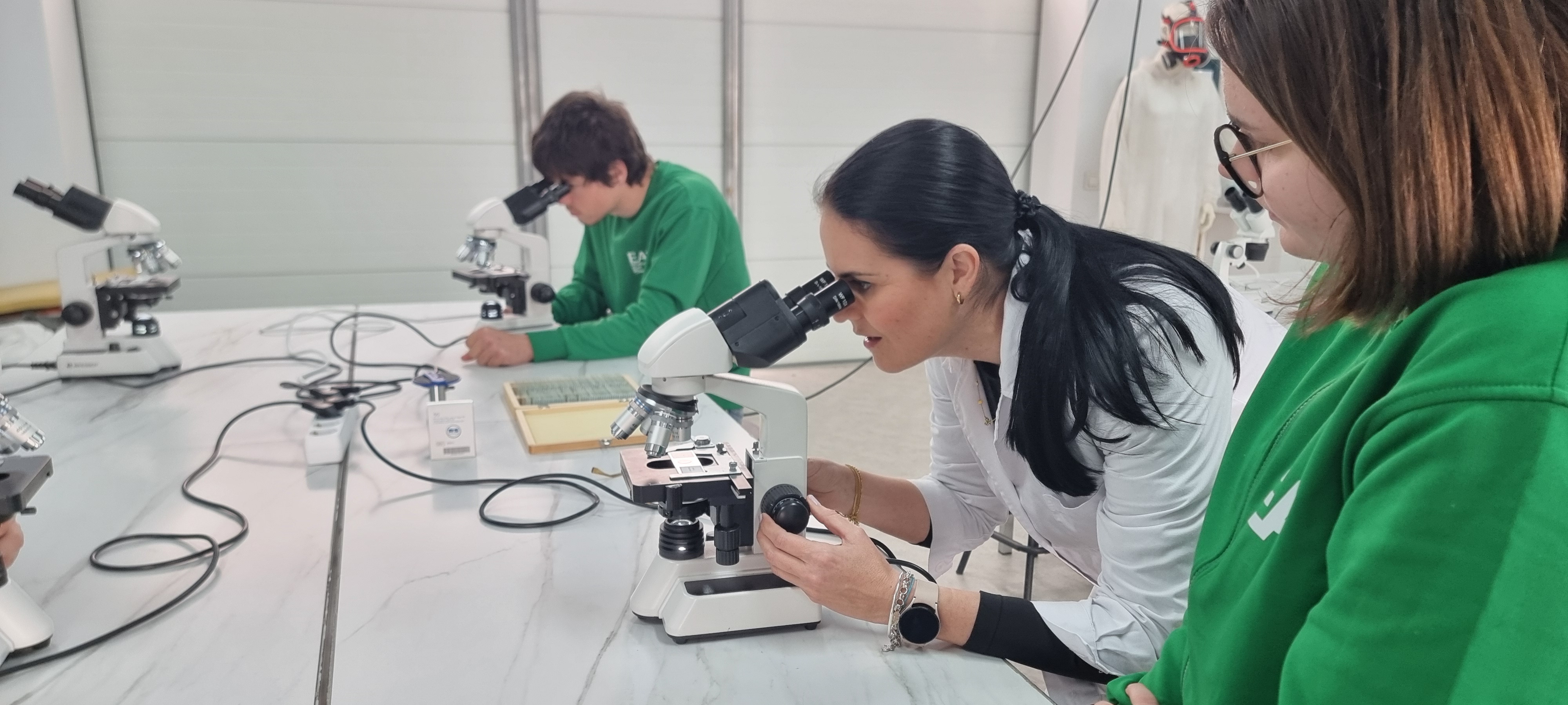 Alumnos en laboratorio de fitopatología — Escuela Agraria Vícar